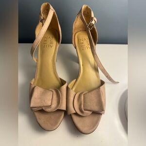 Size 9.5 Naturalizer heels style Darla in blush color
